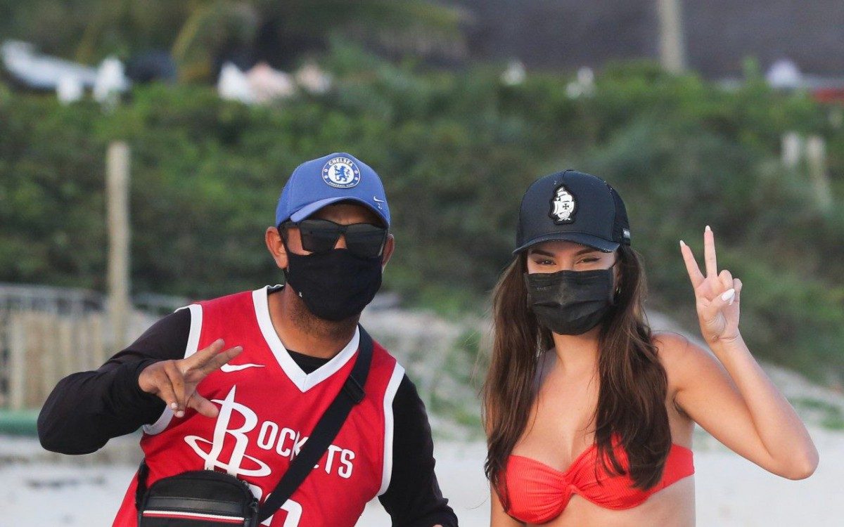 Ex-BBB Thaís curte dia de sol na Praia da Barra da Tijuca, na Zona Oeste do Rio