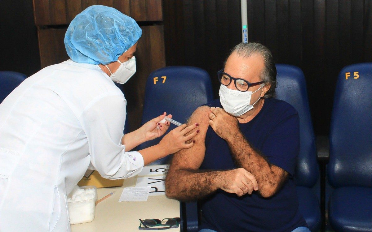 Tony Ramos recebe a segunda dose da vacina contra a covid-19 na G&aacute;vea, na Zona Sul do Rio, nesta quinta-feira - Ag. News