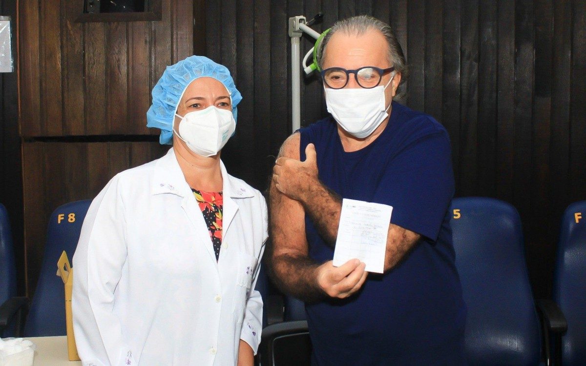 Tony Ramos recebe a segunda dose da vacina contra a covid-19 na G&aacute;vea, na Zona Sul do Rio, nesta quinta-feira