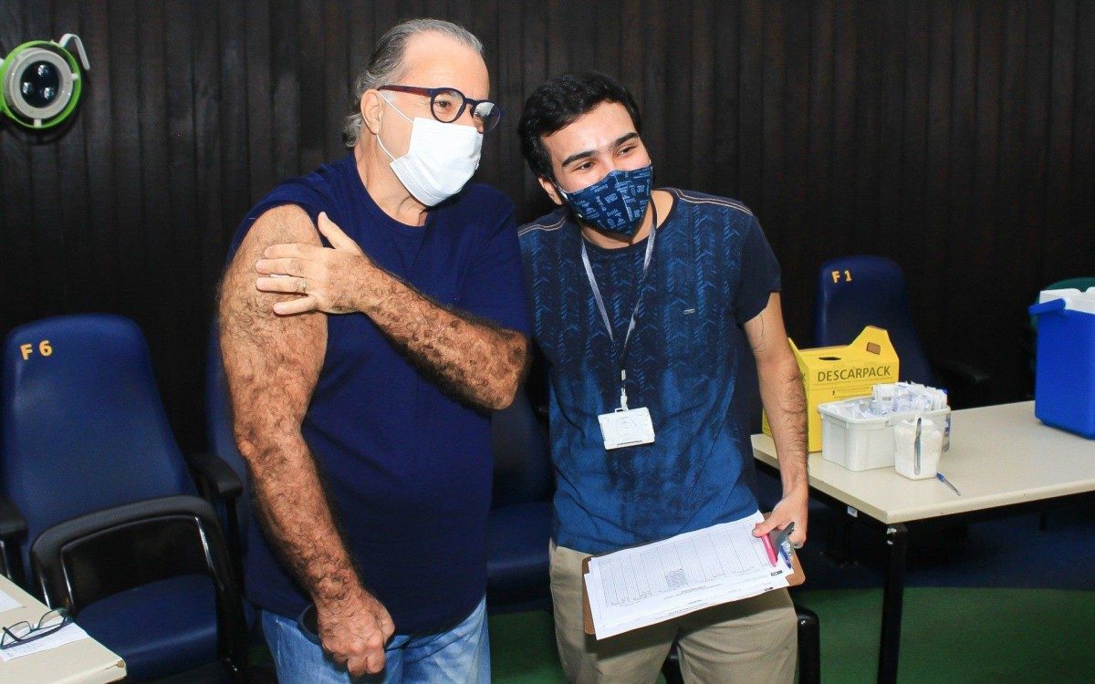 Tony Ramos recebe a segunda dose da vacina contra a covid-19 na G&aacute;vea, na Zona Sul do Rio, nesta quinta-feira