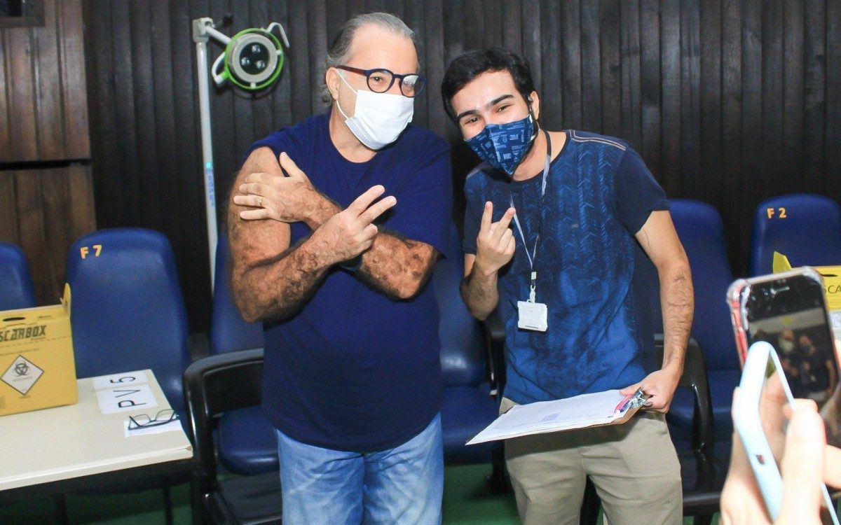 Tony Ramos recebe a segunda dose da vacina contra a covid-19 na G&aacute;vea, na Zona Sul do Rio, nesta quinta-feira