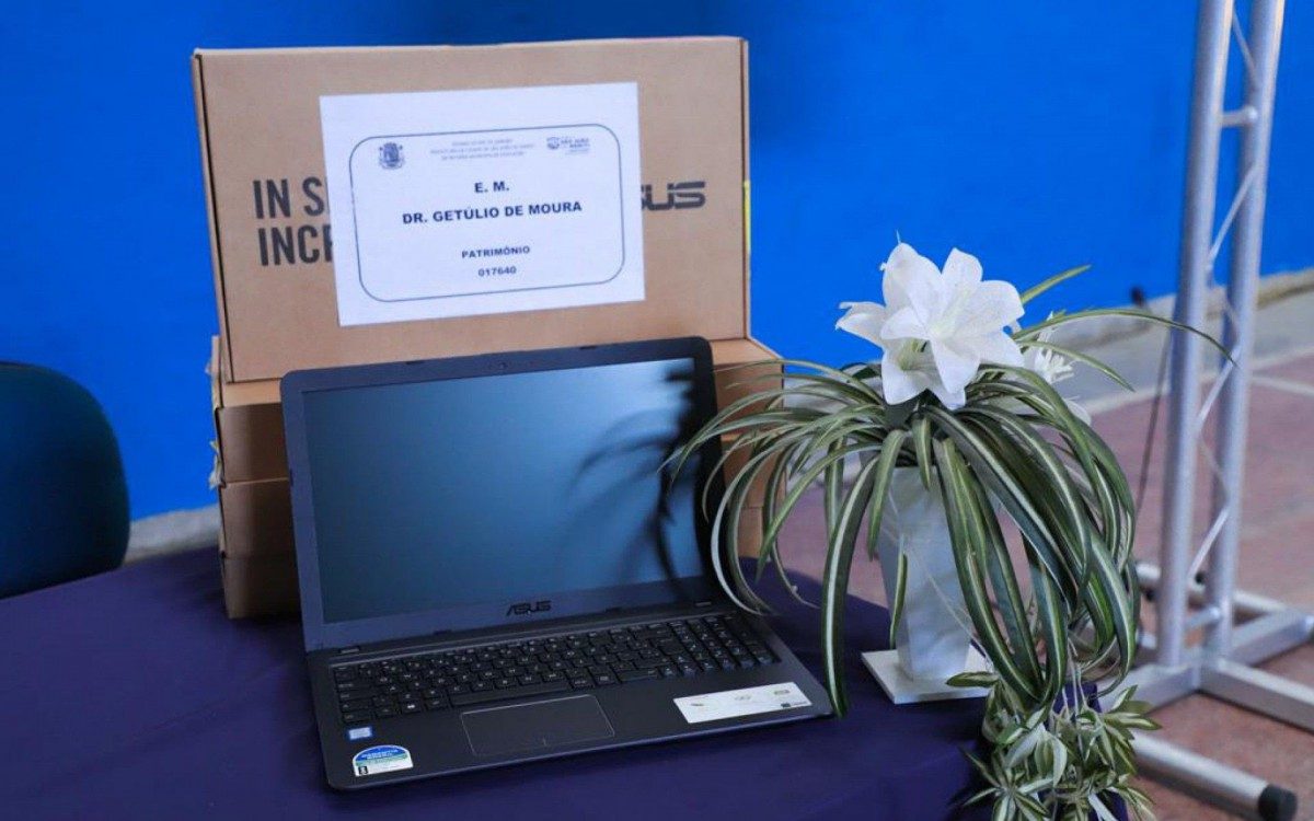 Prefeitura de Meriti entrega 62 notebooks para gestores da rede municipal 