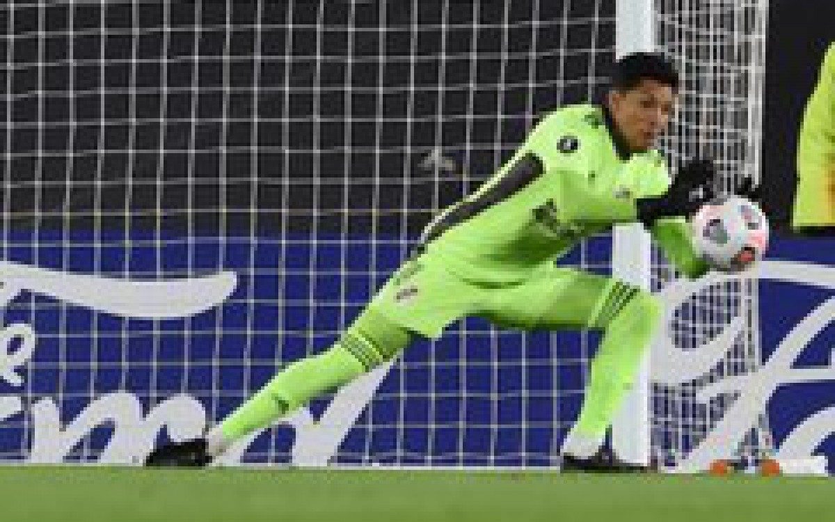 Improvisado no gol, Enzo P&eacute;rez foi eleito melhor jogador em campo contra o Santa F&eacute;