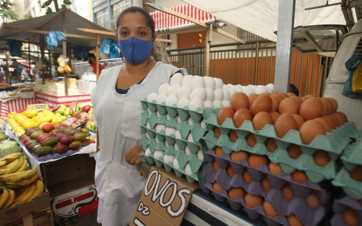 Rafaela Farias, de 34 anos, trabalha h&aacute; seis anos em uma barraca na feira do Lido, em Copacabana, na Zona Sul