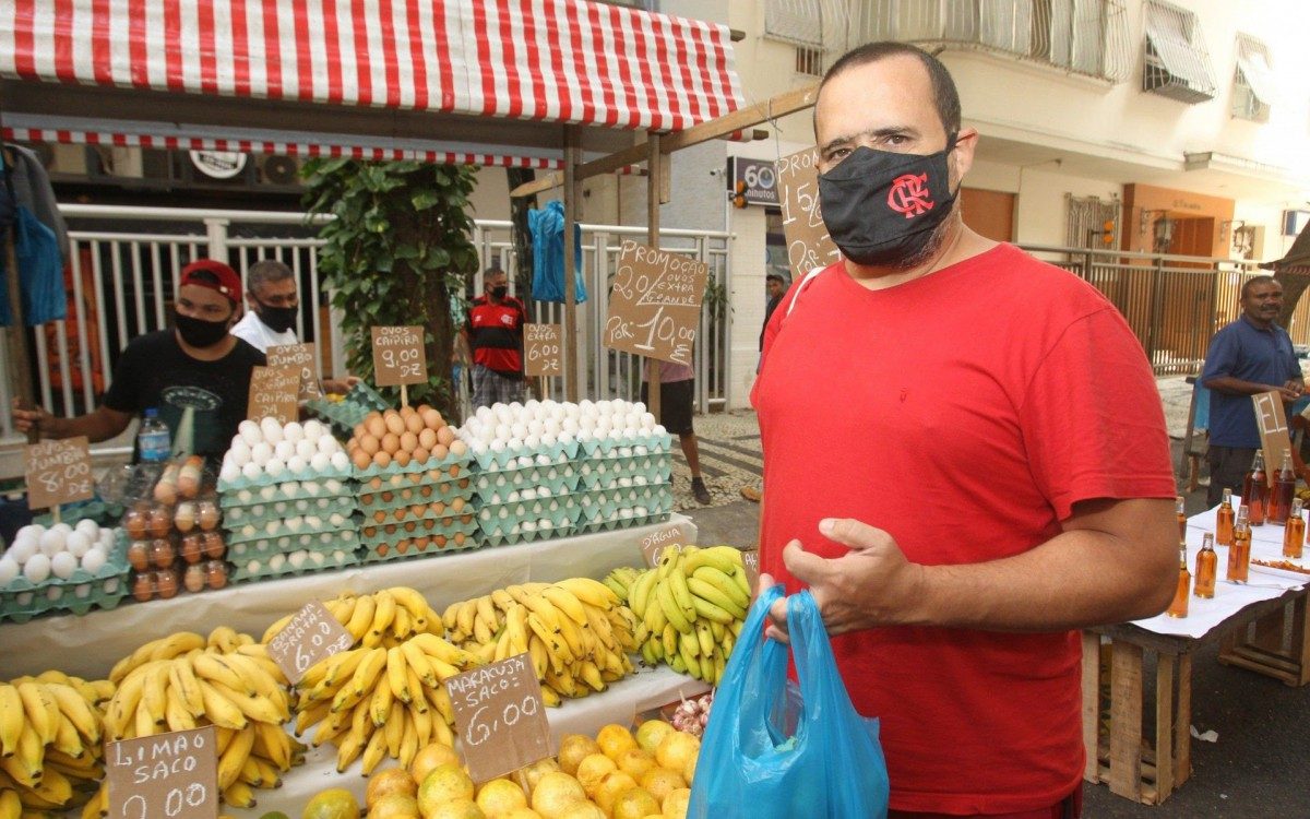Pauta sobre substituir carne por ovo. Na foto, Guilherme Prates, que faz compra de ovos em feira do Lido.