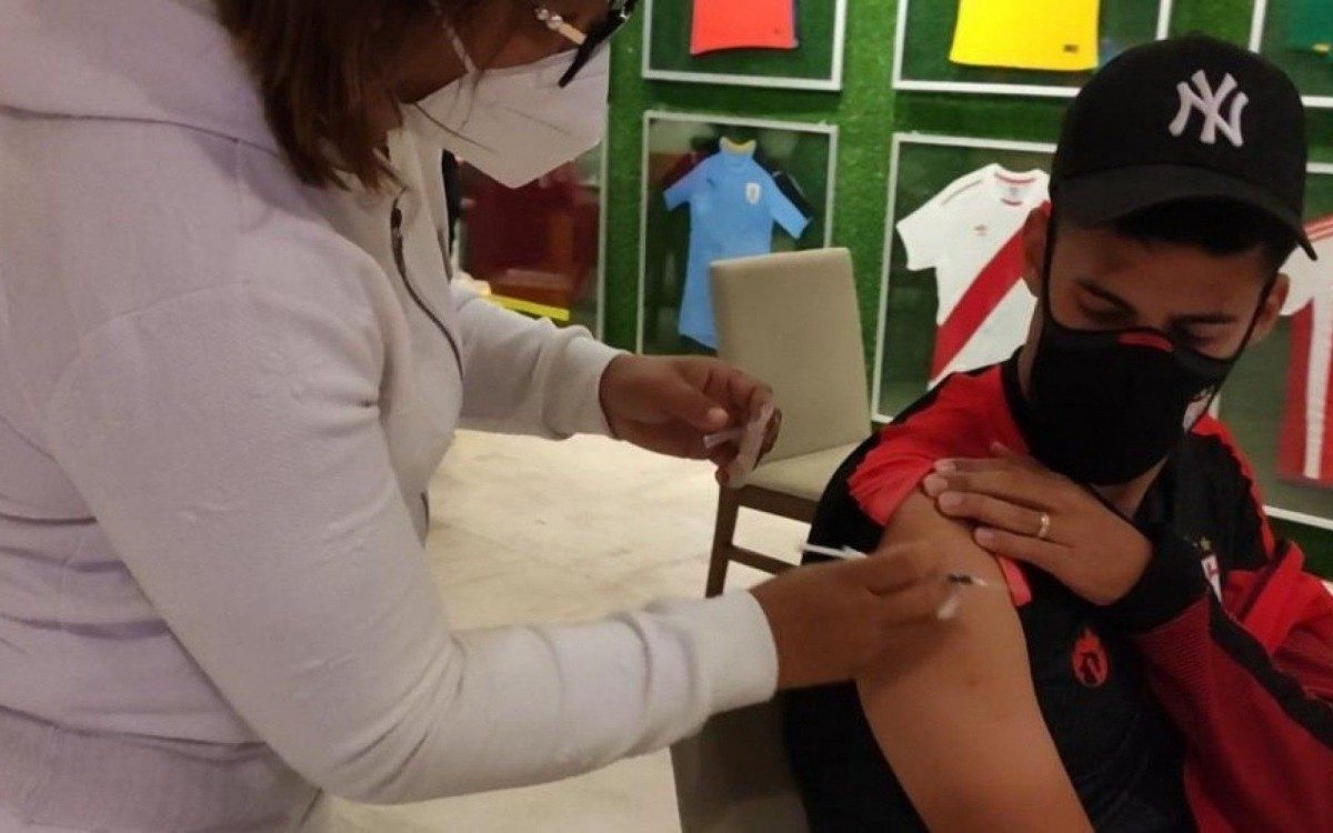 Delega&ccedil;&atilde;o do Atl&eacute;tico-GO foi vacinada contra a covid-19 no in&iacute;cio de maio, no Paraguai