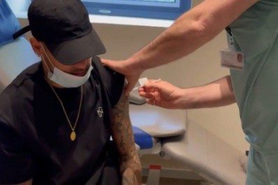 Neymar é vacinado contra a Covid-19 e posta vídeo: 'Que felicidade'