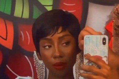 Camaleoa! Camilla de Lucas surge com cabelo curtinho