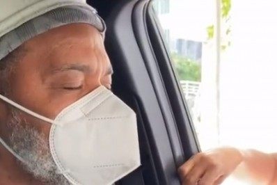 Carlinhos Brown recebe a primeira dose da vacina contra o coronavírus