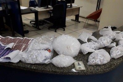 Homens são presos ao transportar drogas em carro de aplicativo na Avenida Brasil