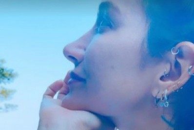 Gabriela Pugliesi usa pulseira com o nome do novo namorado