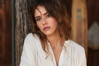 Atriz é flagrada pela filha em momento íntimo com o marido: 'Pior coisa'