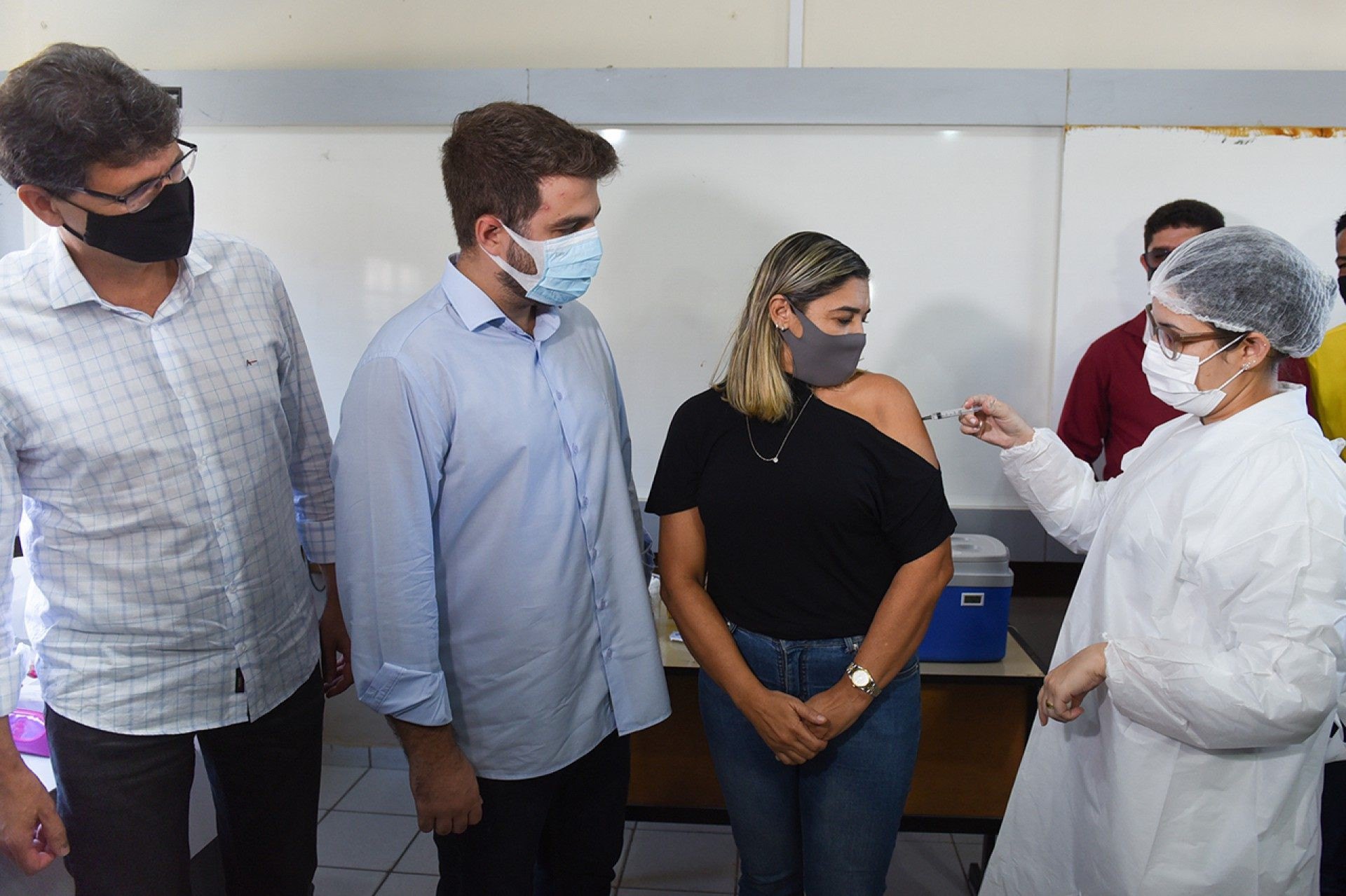 Campos inicia vacina&ccedil;&atilde;o dos profissionais da Educa&ccedil;&atilde;o