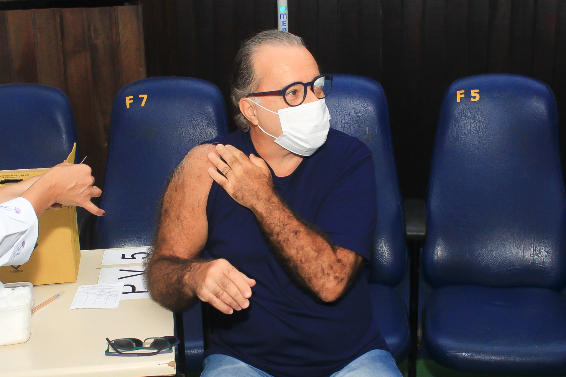 Tony Ramos recebe a segunda dose da vacina contra a covid-19 na Gávea, na Zona Sul do Rio, nesta quinta-feira - Ag. News