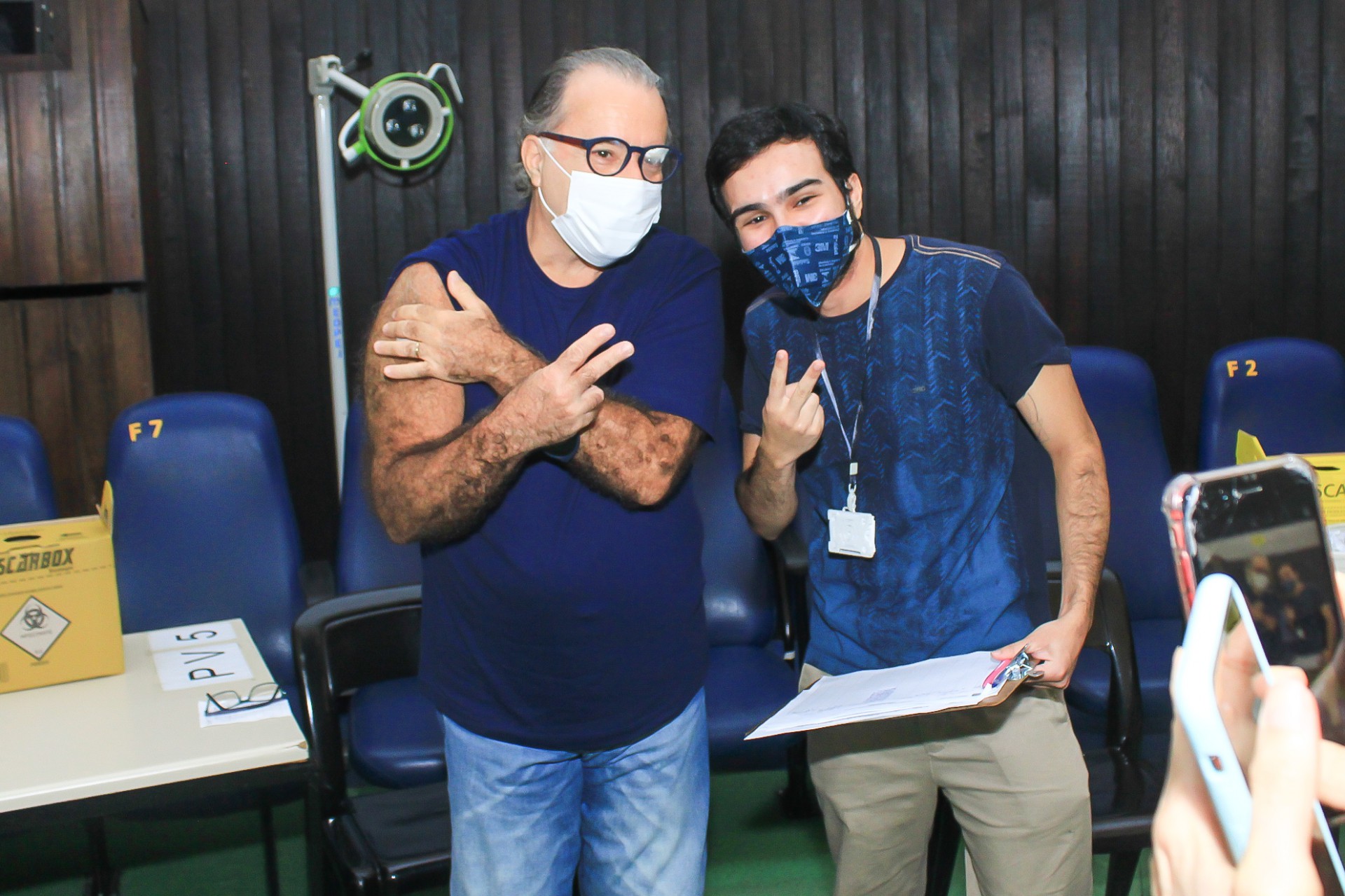 Tony Ramos recebe a segunda dose da vacina contra a covid-19 na Gávea, na Zona Sul do Rio, nesta quinta-feira - Ag. News