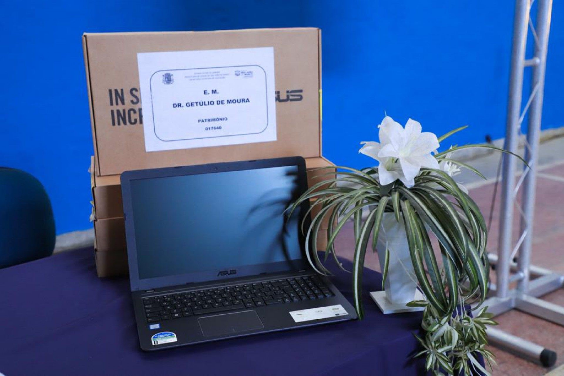 Prefeitura de Meriti entrega 62 notebooks para gestores da rede municipal  - Divulga&ccedil;&atilde;o