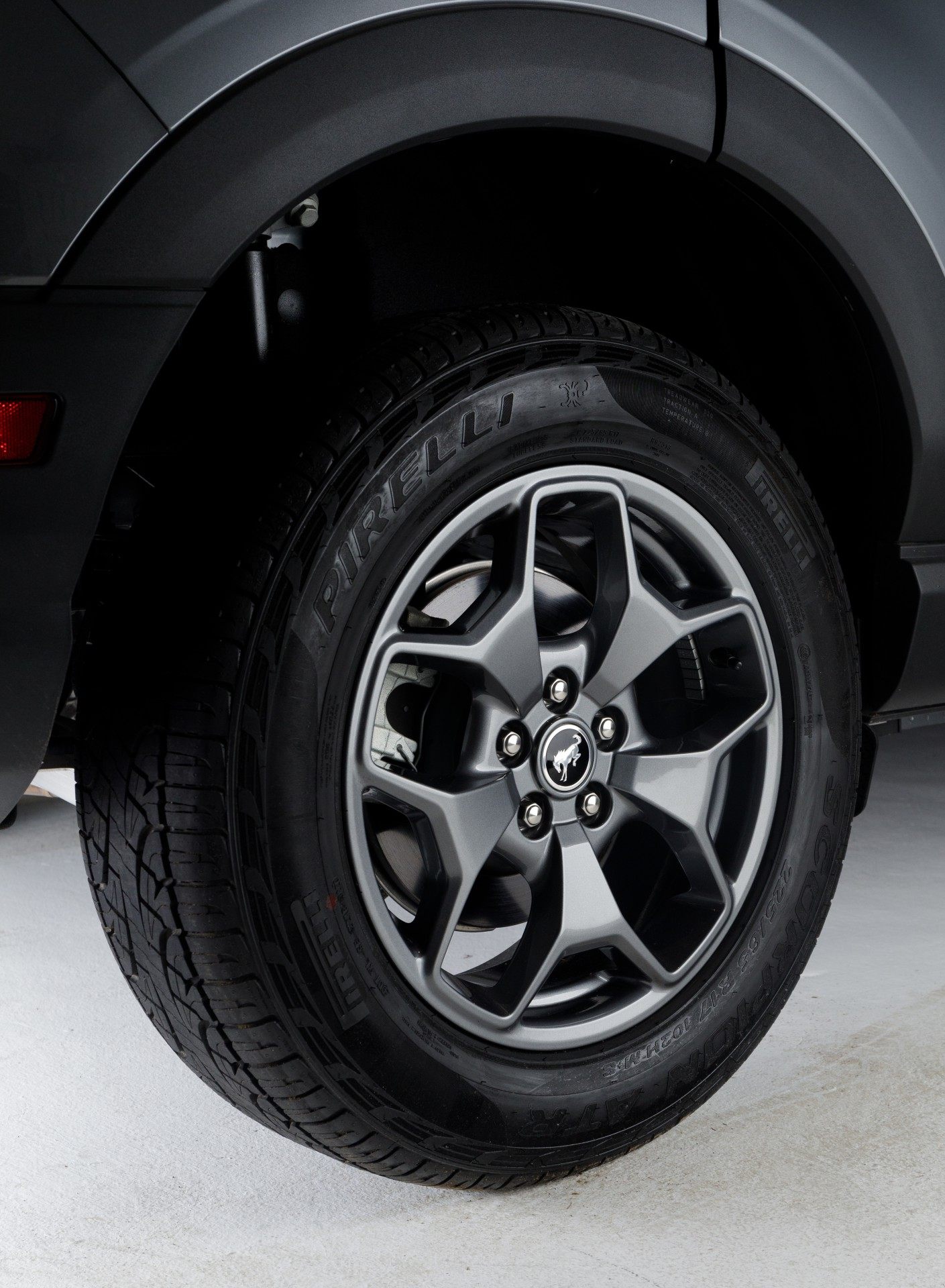 Modelo está equipado com pneus mistos e rodas de liga 17 polegadas - Divulgação