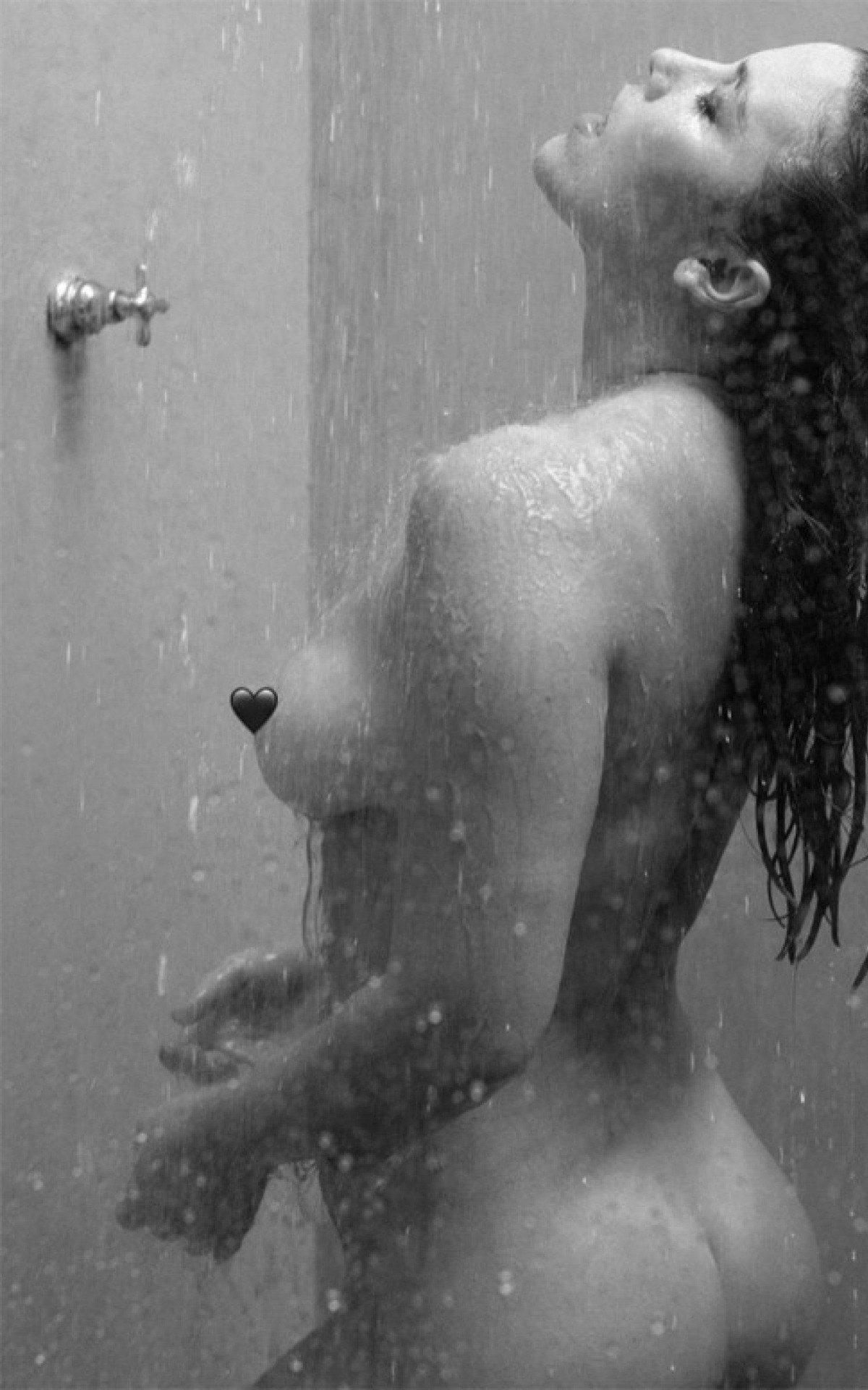 Alice Wegmann posta foto completamente nua