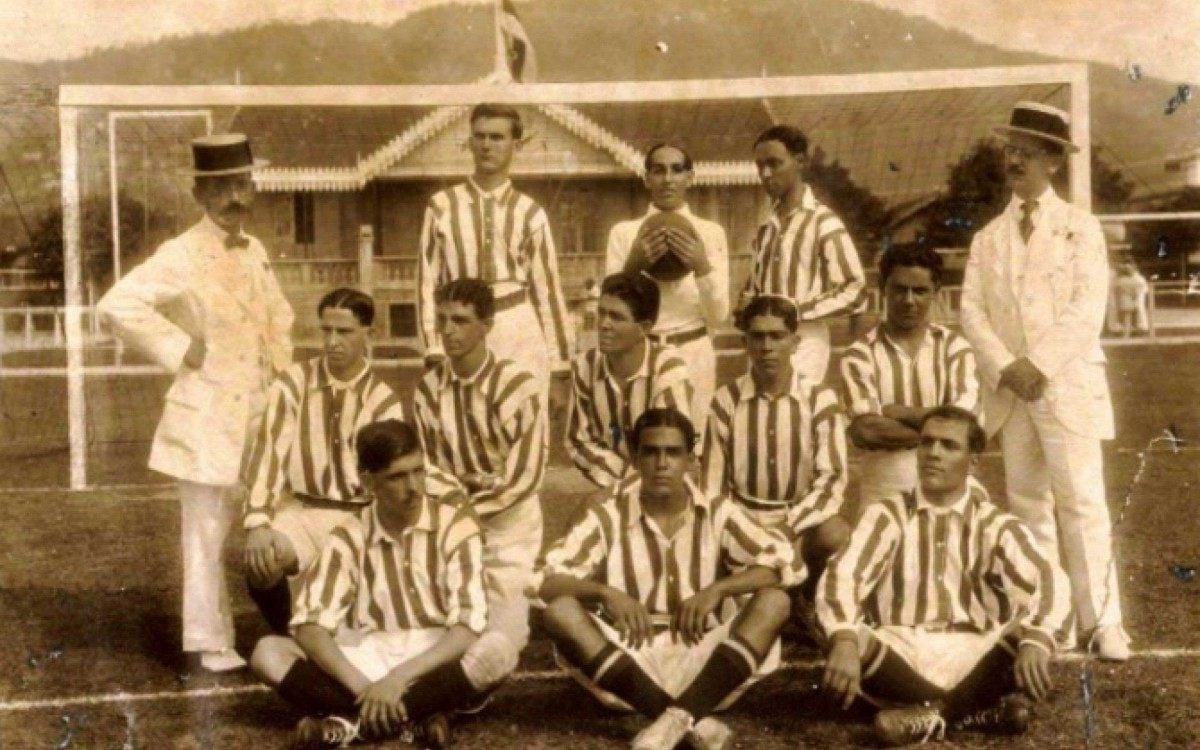 À direita, Noel de Carvalho (avô do deputado) com o time do Bangu - Arquivo Pessoal