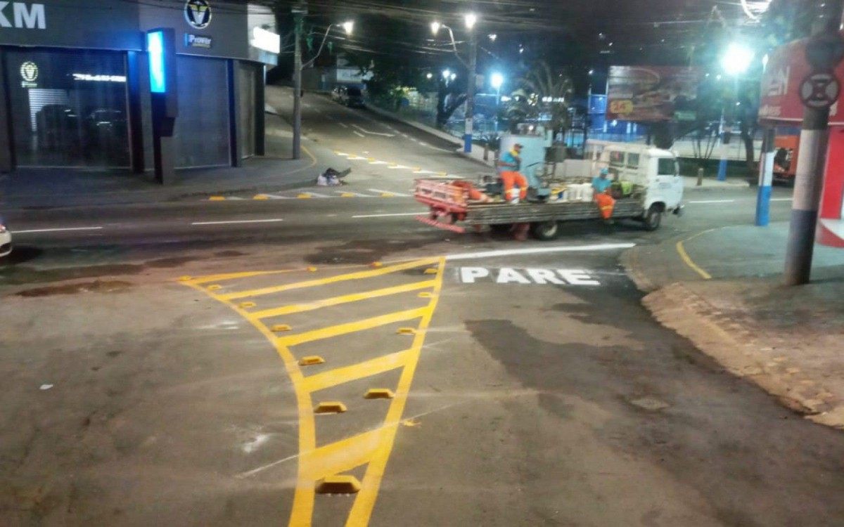 Os agentes atuaram no entorno da Pra&ccedil;a Jal -antiga Pra&ccedil;a Gil, no Jardim Meriti, aplicando tach&otilde;es e segregadores