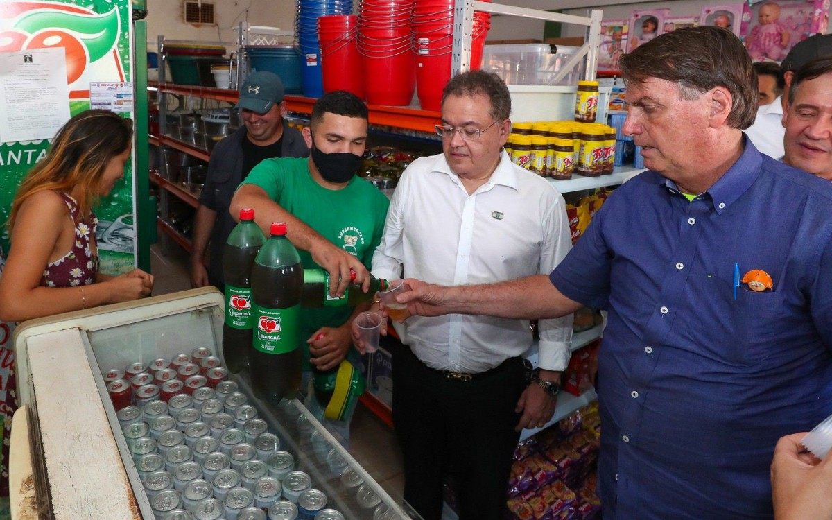 Bolsonaro esteve presente em A&ccedil;ail&acirc;ndia para entrega de 't&iacute;tulos de propriedade rural' pelo Instituto Nacional de Coloniza&ccedil;&atilde;o e Reforma Agr&aacute;ria