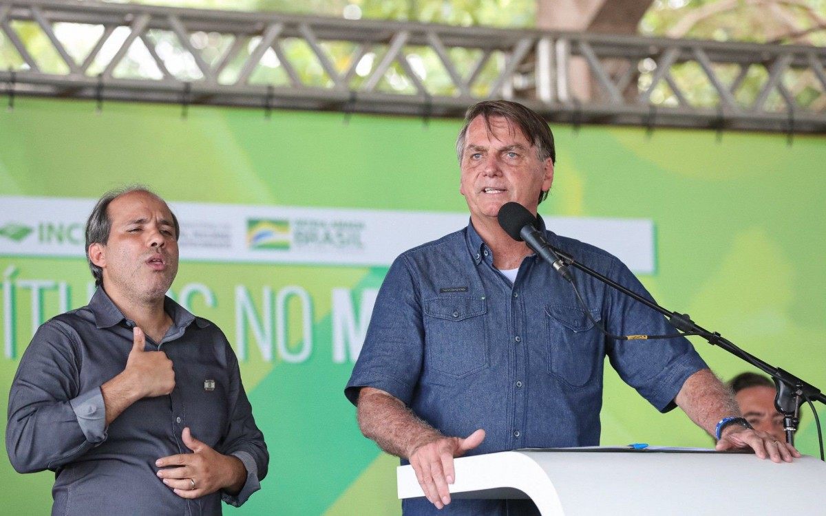 Bolsonaro esteve presente em A&ccedil;ail&acirc;ndia para entrega de 't&iacute;tulos de propriedade rural' pelo Instituto Nacional de Coloniza&ccedil;&atilde;o e Reforma Agr&aacute;ria