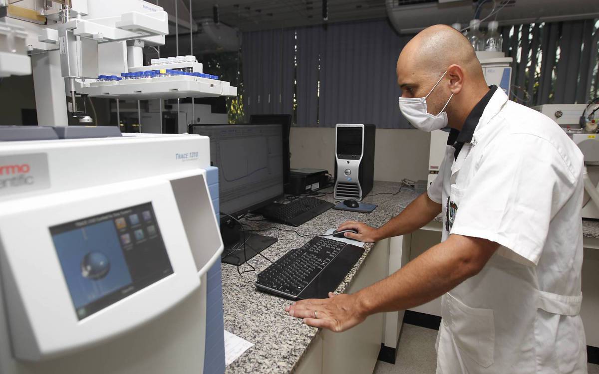 Rio de Janeiro 21/05/2021 - Diego Rissi Carvalhosa,  perito legista da &aacute;rea de toxicol&oacute;gica mostra como acontece an&aacute;lise de amostras biol&oacute;gicas que ajudam elucidar crimes. Foto: Luciano Belford/Agencia O Dia