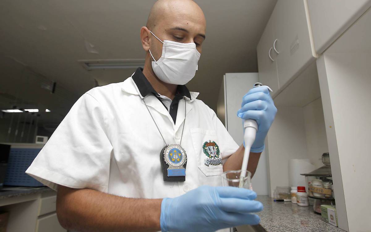 Rio de Janeiro 21/05/2021 - Diego Rissi Carvalhosa,  perito legista da &aacute;rea de toxicol&oacute;gica mostra como acontece an&aacute;lise de amostras biol&oacute;gicas que ajudam elucidar crimes. Foto: Luciano Belford/Agencia O Dia