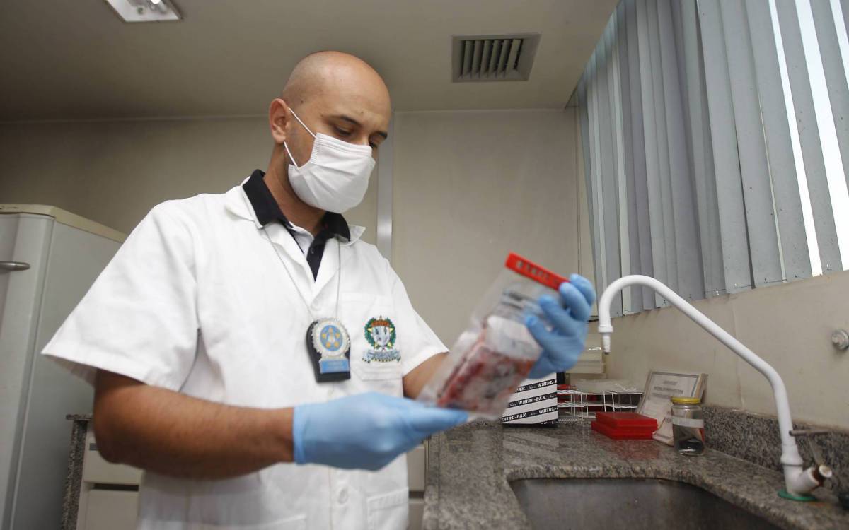 Rio de Janeiro 21/05/2021 - Diego Rissi Carvalhosa,  perito legista da &aacute;rea de toxicol&oacute;gica mostra como acontece an&aacute;lise de amostras biol&oacute;gicas que ajudam elucidar crimes. Foto: Luciano Belford/Agencia O Dia