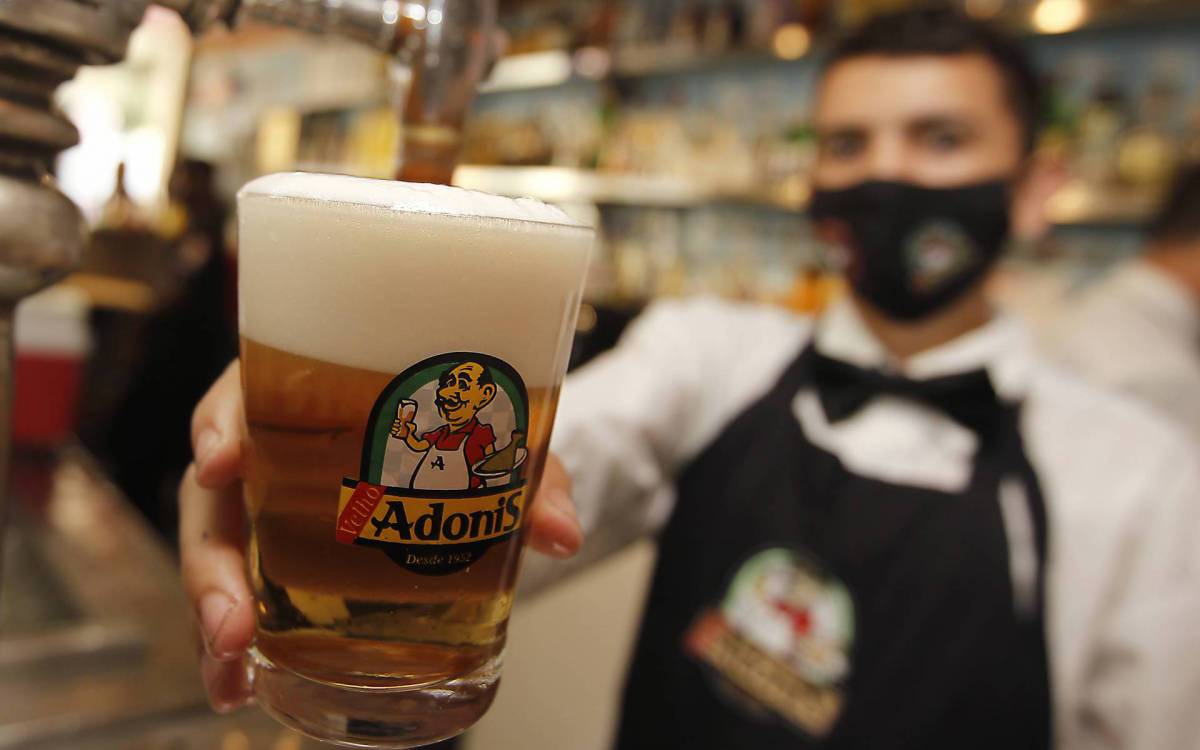Rio de Janeiro 21/05/2021 - O Brasil &eacute; o terceiro pa&iacute;s que mais consome cerveja no mundo, ficando atr&aacute;s somente da China e dos Estados Unidos. Na foto acima o gar&ccedil;on Junior Rodrigues conhecido como Mosquito no bar Velho Adonis. Foto: Luciano Belford/Agencia O Dia