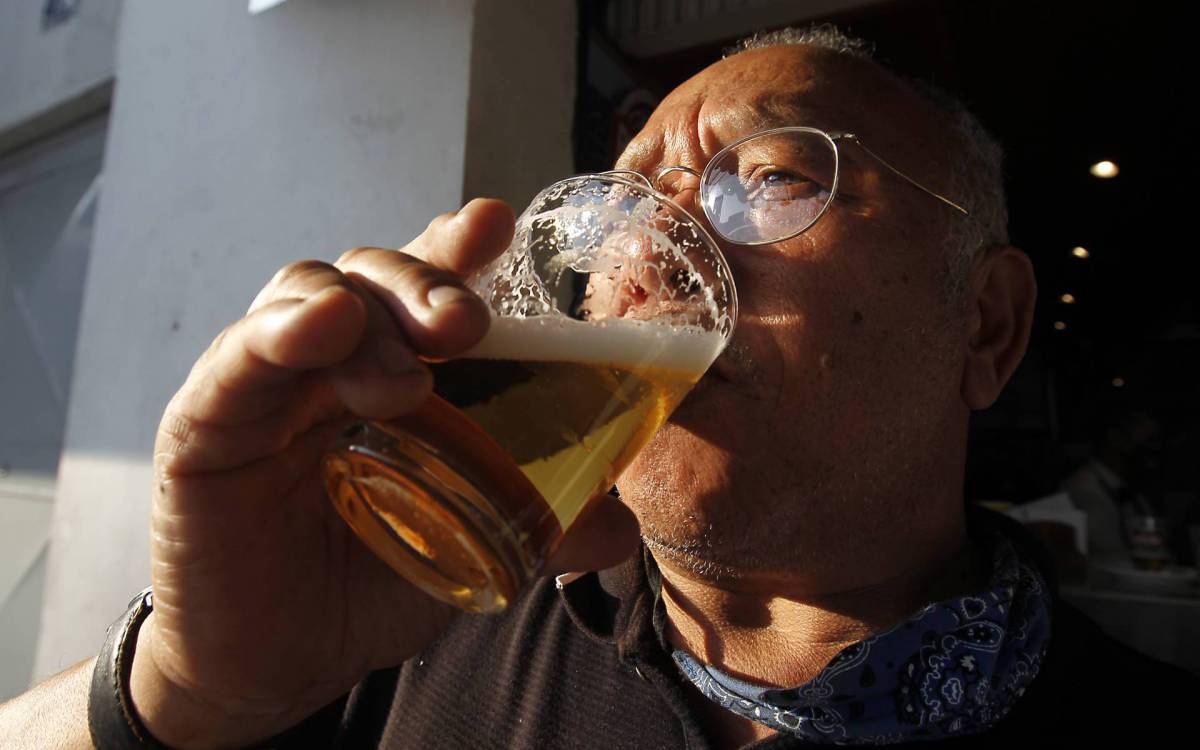 Francisco Veras Pereira no bar Velho Adonis, em Benfica: paix&atilde;o pela loira gelada