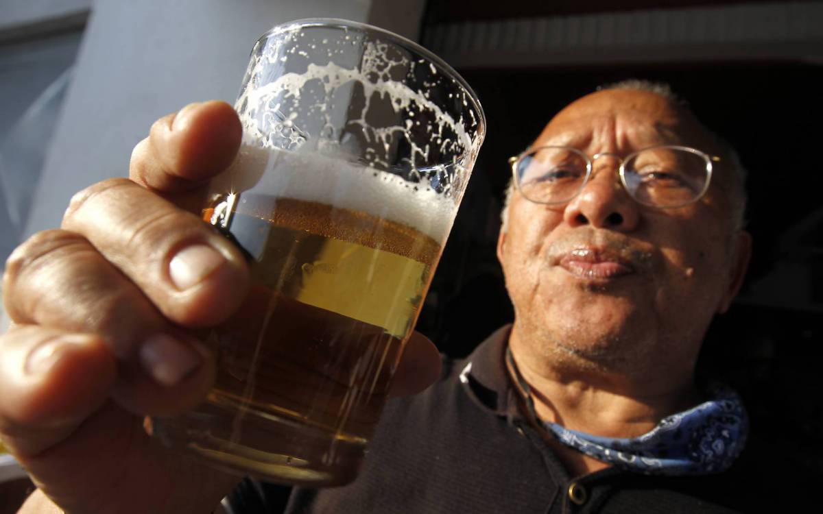 Rio de Janeiro 21/05/2021 - O Brasil &eacute; o terceiro pa&iacute;s que mais consome cerveja no mundo, ficando atr&aacute;s somente da China e dos Estados Unidos. Na foto acima o Francisco Veras Pereira no bar Velho Adonis. Foto: Luciano Belford/Agencia O Dia