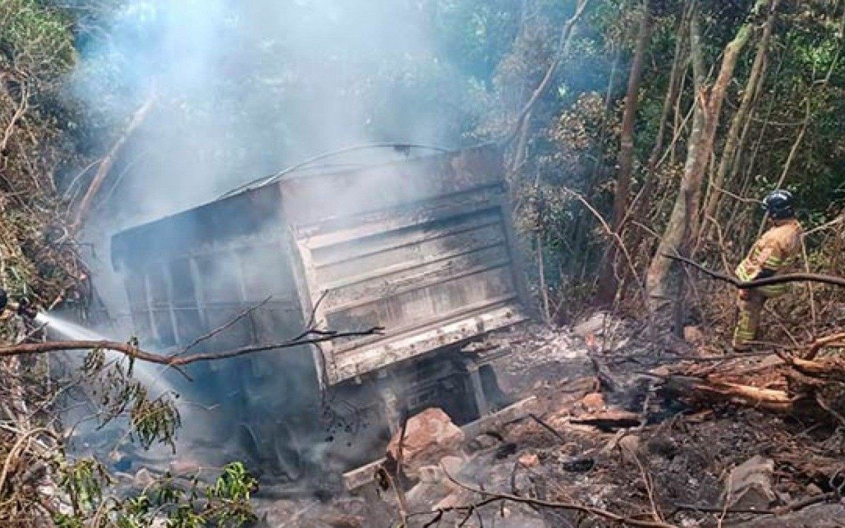 Equipes de socorro estiveram no local do acidente na BR-040