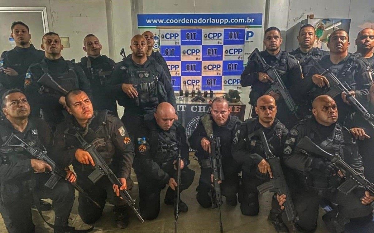 PMs da UPP Andara&iacute; apresentam material apreendido ap&oacute;s troca de tiros com criminosos