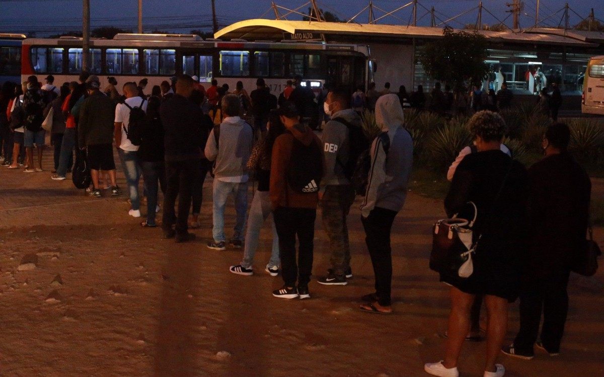 Movimentação de passageiros no BRT aguardando a saída da linha emergencial no Mato Alto, em maio. Linha foi desativada - Daniel Castelo Branco