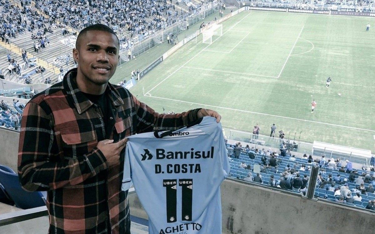 Ap&oacute;s 11 anos na Europa, o atacante Douglas Costa volta ao Gr&ecirc;mio com status de refor&ccedil;o de peso para a sequ&ecirc;ncia da temporada