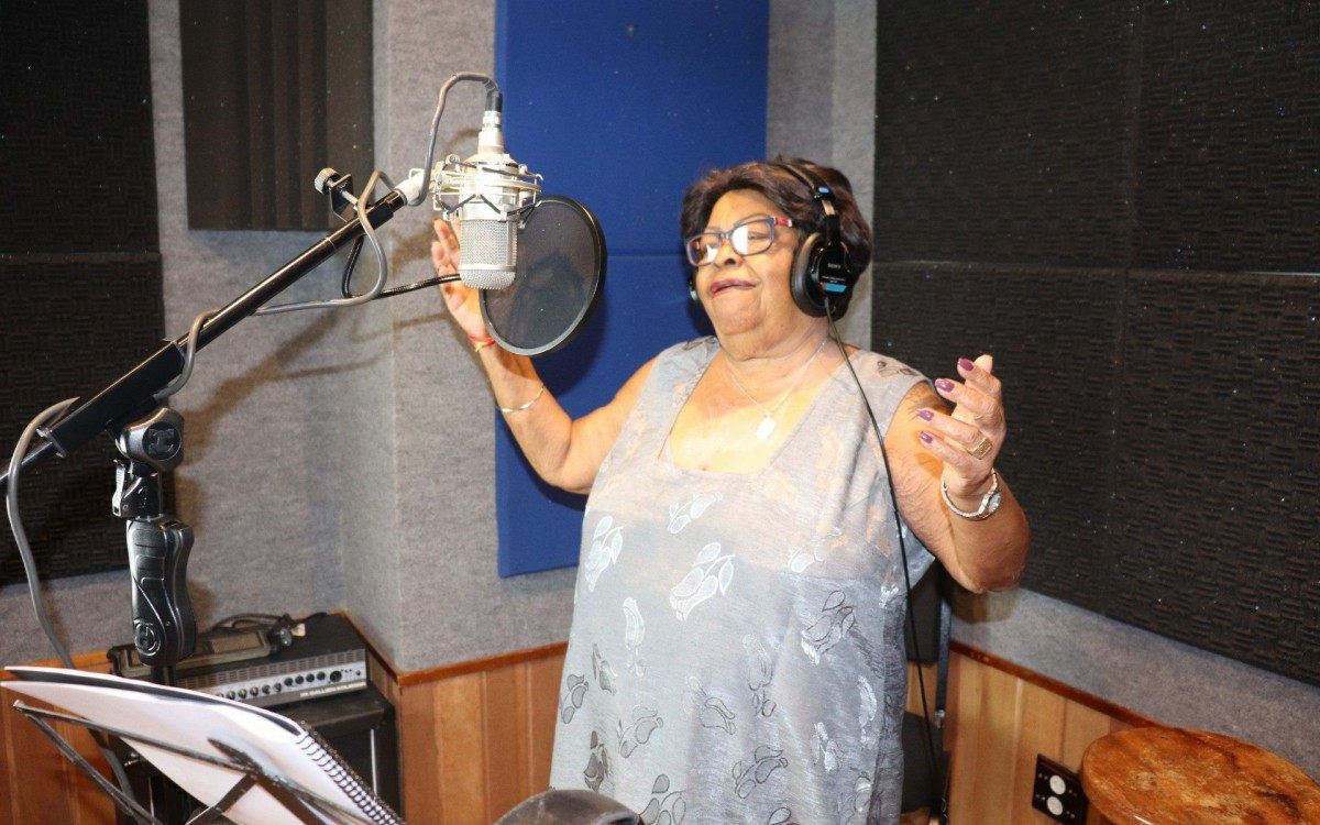 Aos 80 anos, Tia Surica, baluarte da Portela, est&aacute; lan&ccedil;ando o seu &aacute;lbum solo da carreira. O disco &eacute; uma homenagem ao compositor Manac&eacute;a