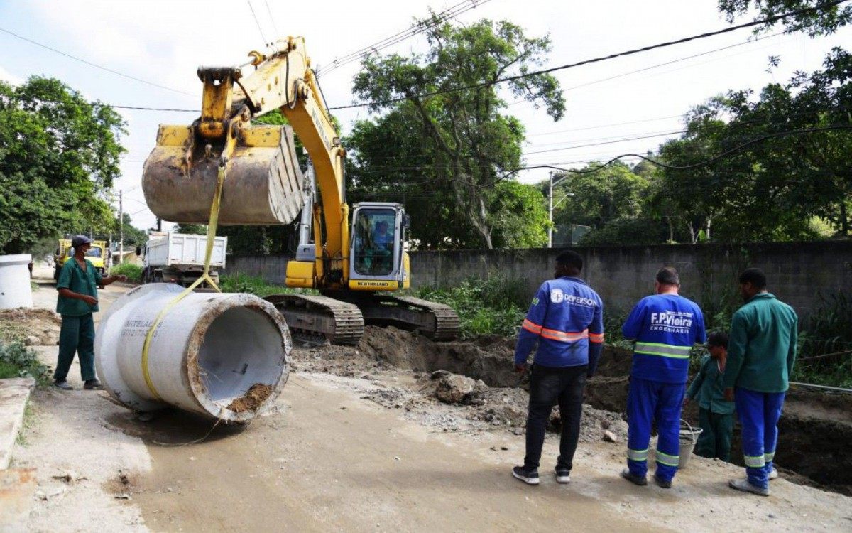 Os seis quil&ocirc;metros da Av. Francisco Azeredo Coutinho recebem no momento obras de drenagem e pavimenta&ccedil;&atilde;o