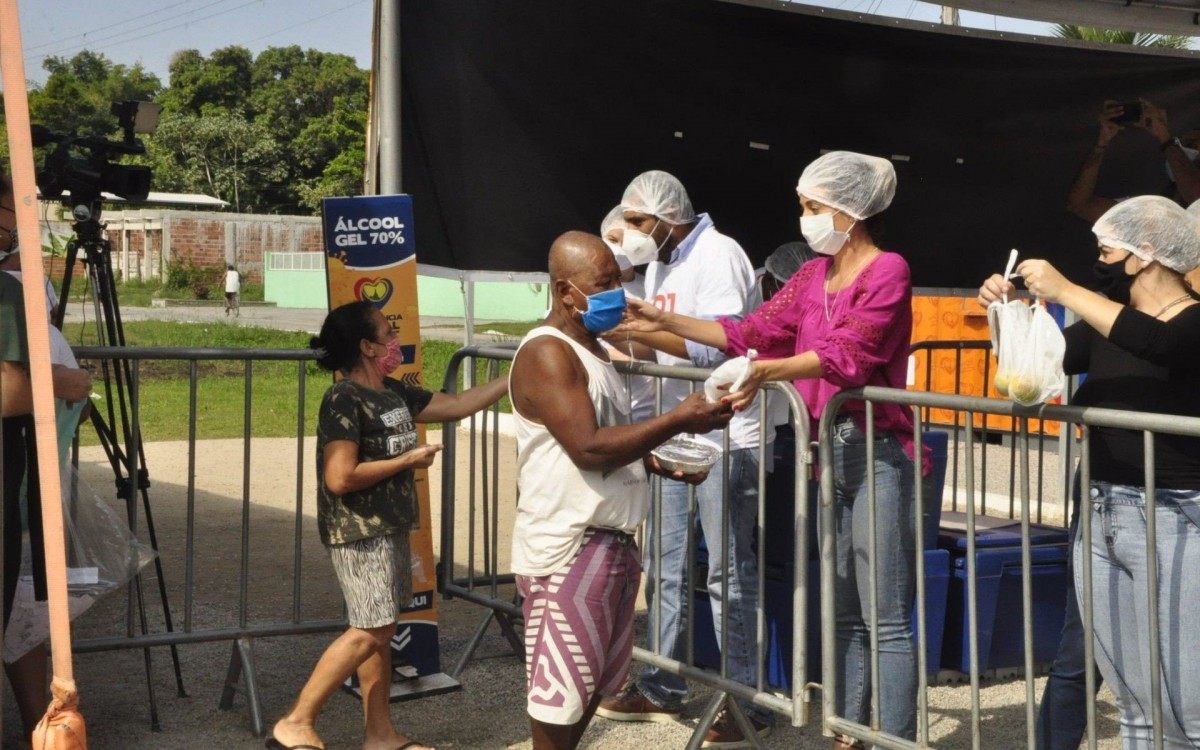 A prmeira-dama de Mag&eacute;, Lara Torres, ao lado do secret&aacute;rio estadual de Desenvolvimento Social e Direitos Humanos, Bruno Dauaire, entregaram as refei&ccedil;&otilde;es nesta sexta (21). Mais de 40 mil refei&ccedil;&otilde;es gratuitas j&aacute; foram servidas.