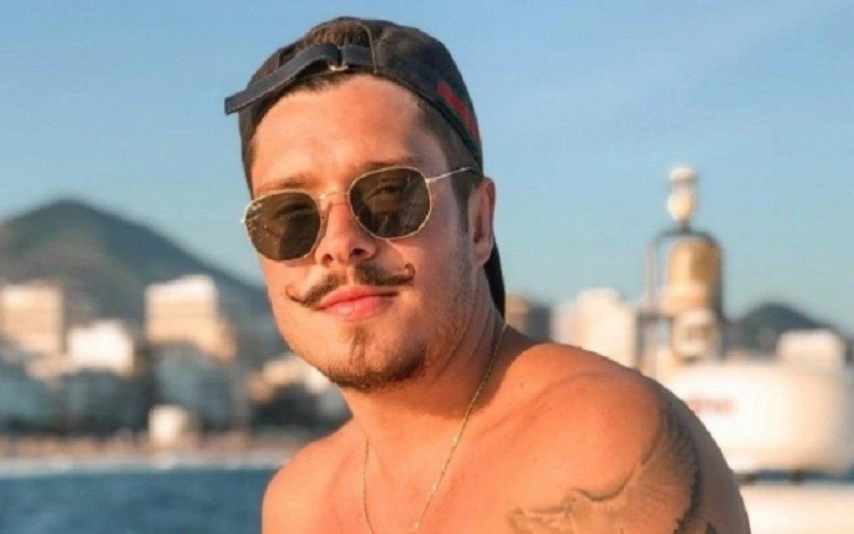 Ronan Souza coloca lentes nos dentes 