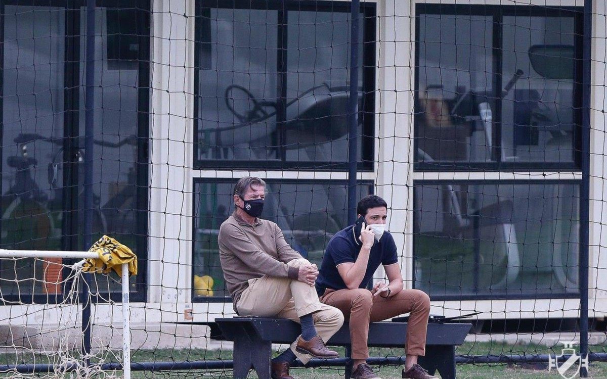 Ao lado do presidente Jorge Salgado, &agrave; esquerda, o diretor de futebol, Alexandre P&aacute;ssaro, mapeia o mercado em busca de refor&ccedil;os