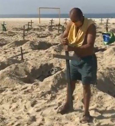 Márcio Antônio recolocou as cruzes que foram derrubadas por manifestantes na praia de Copacabana - Divulgação 
