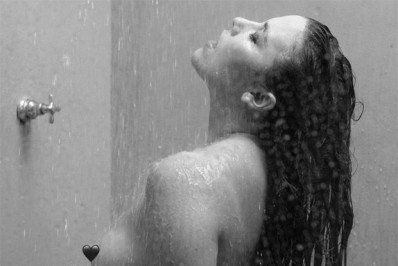 Alice Wegmann posa completamente nua: 'Assim pode?'