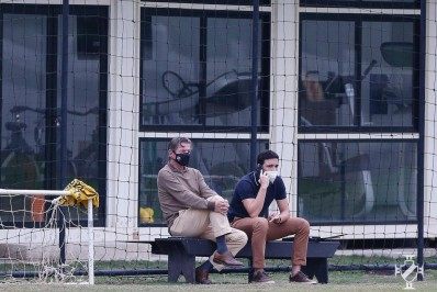 À procura de 'sombra' para Cano e lateral-esquerdo, Vasco volta ao mercado