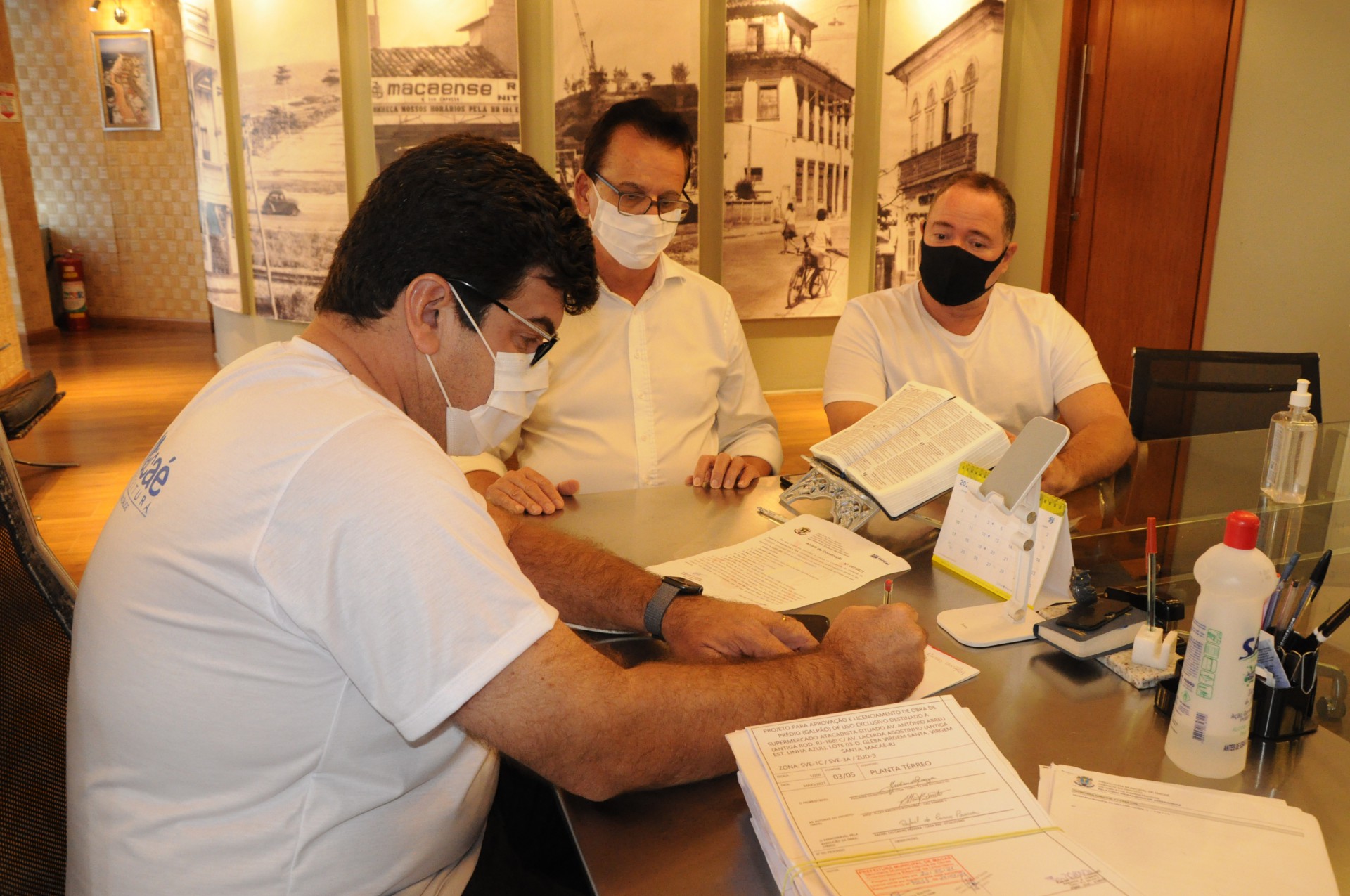 Macaé entrega alvará para início das obras de rede atacadista