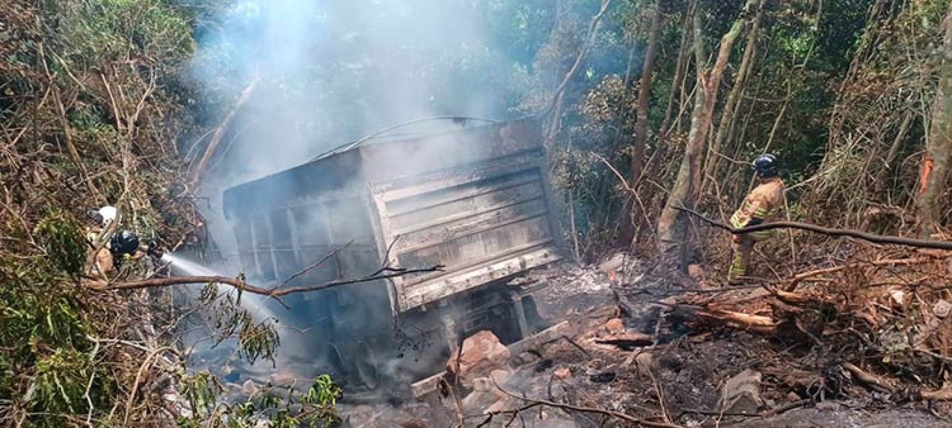Carreta pega fogo ap&oacute;s cair em ribanceira na rodovia BR-040