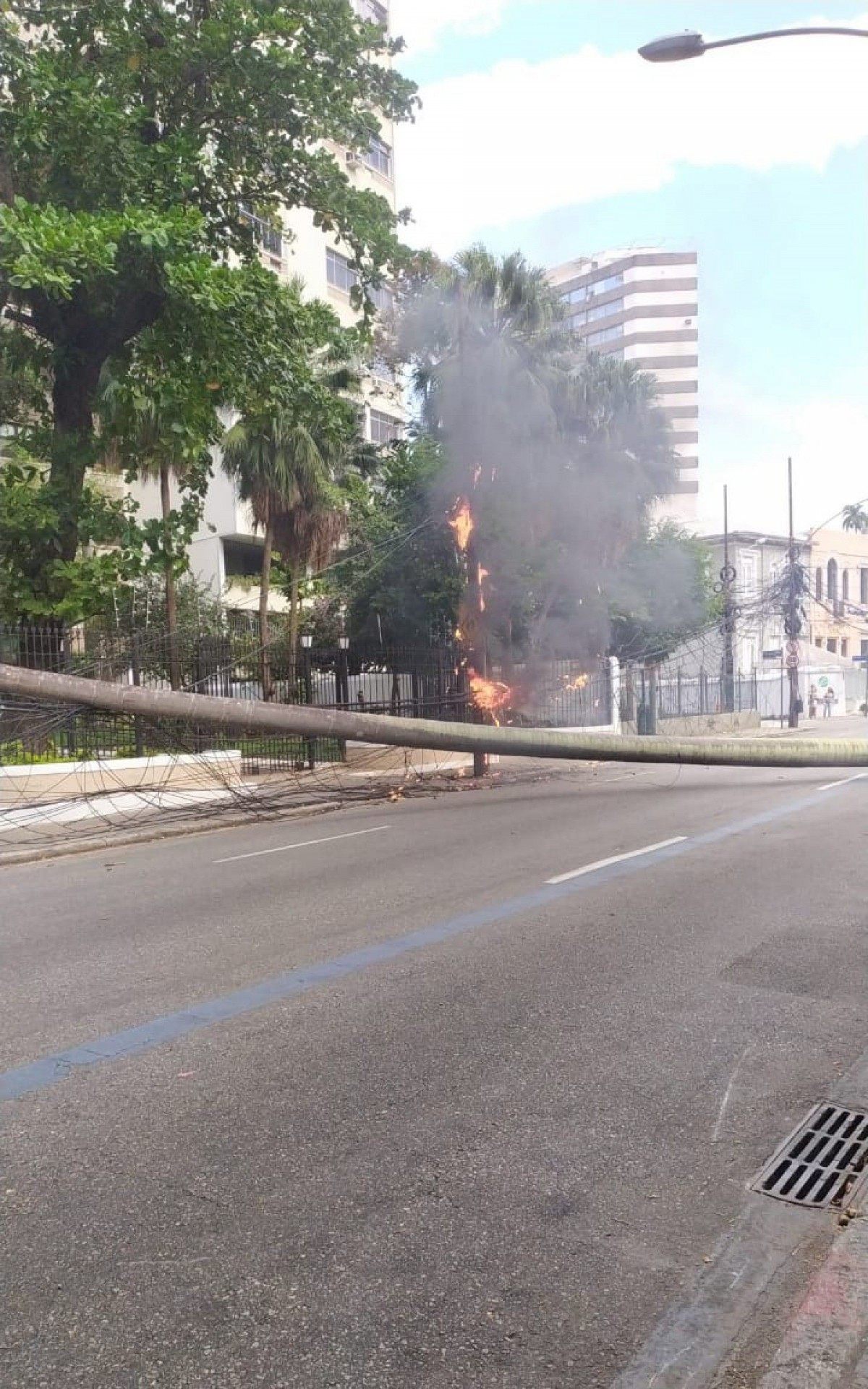 Pequeno inc&ecirc;ndio na Rua S&atilde;o Clemente