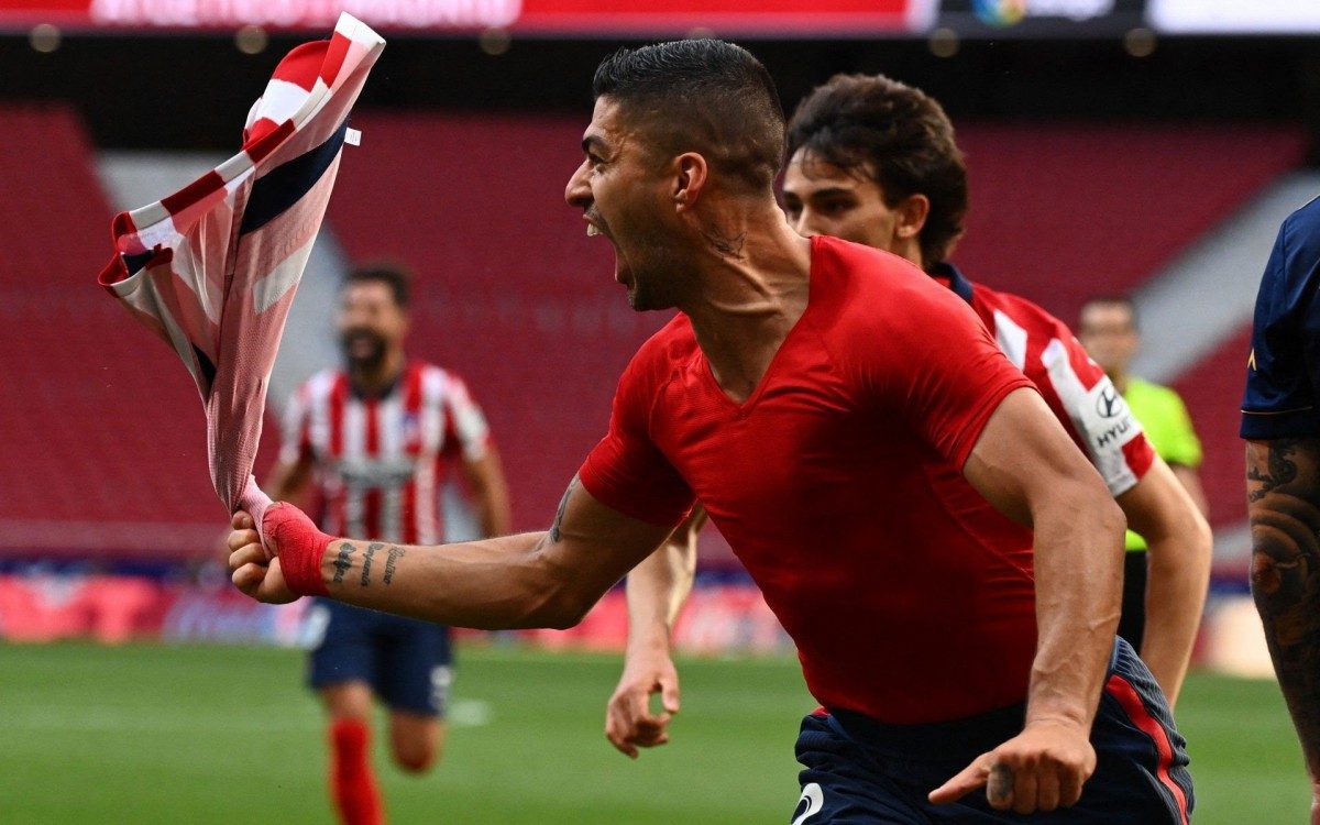 Dispensado pelo Bar&ccedil;a, Su&aacute;rez celebra a volta por cima ap&oacute;s o t&iacute;tulo espanhol