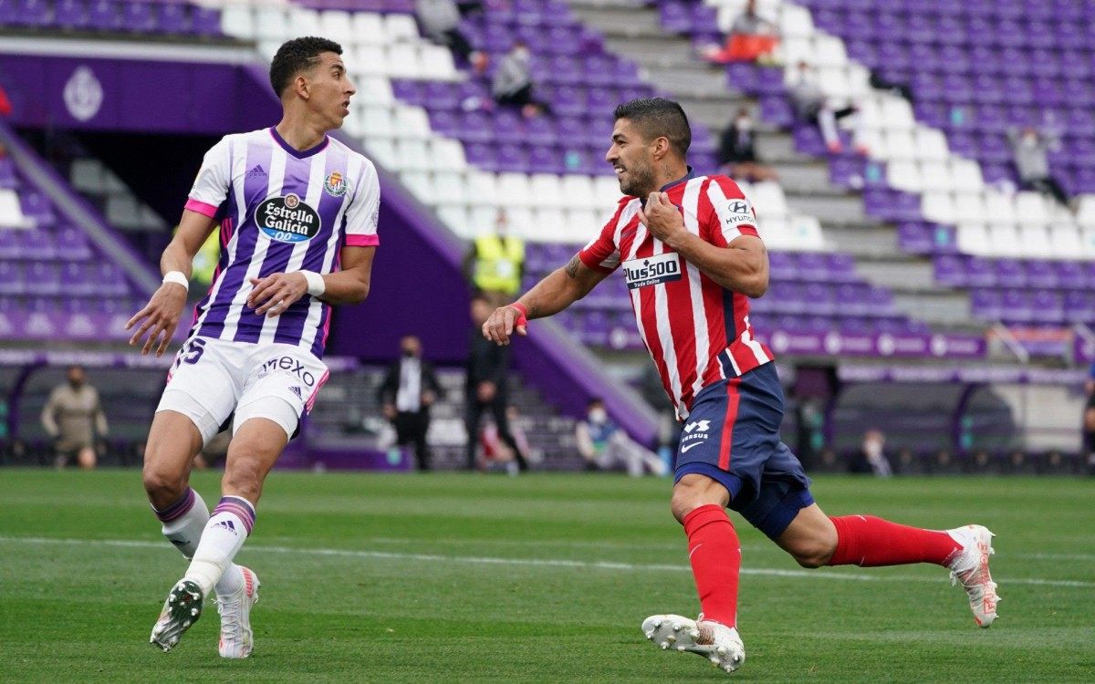 Luis Suarez celebra o gol da vit&oacute;ria e que deu o t&iacute;tulo ao Atl&eacute;tico de Madrid