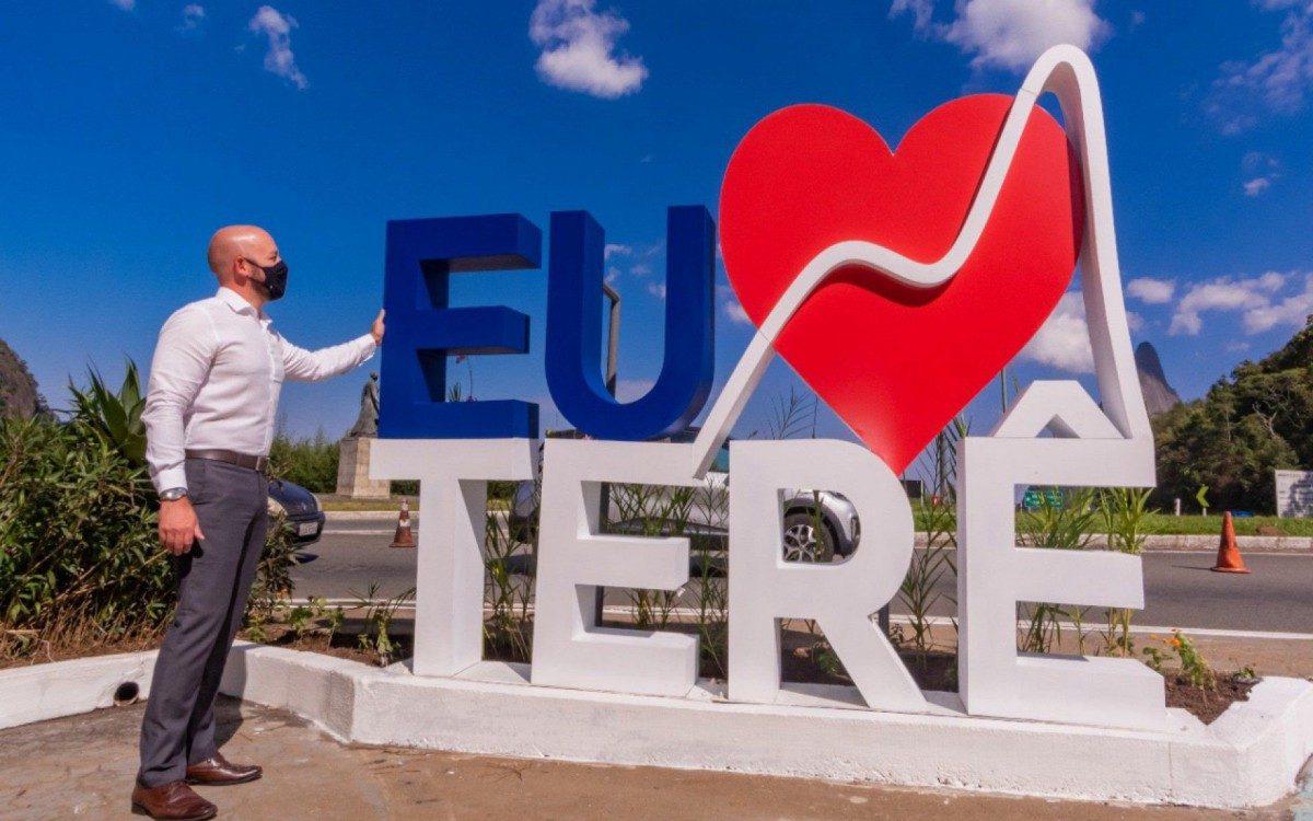 Monumento carrega as cores da bandeira de Teres&oacute;polis e a representa&ccedil;&atilde;o do Dedo de Deus